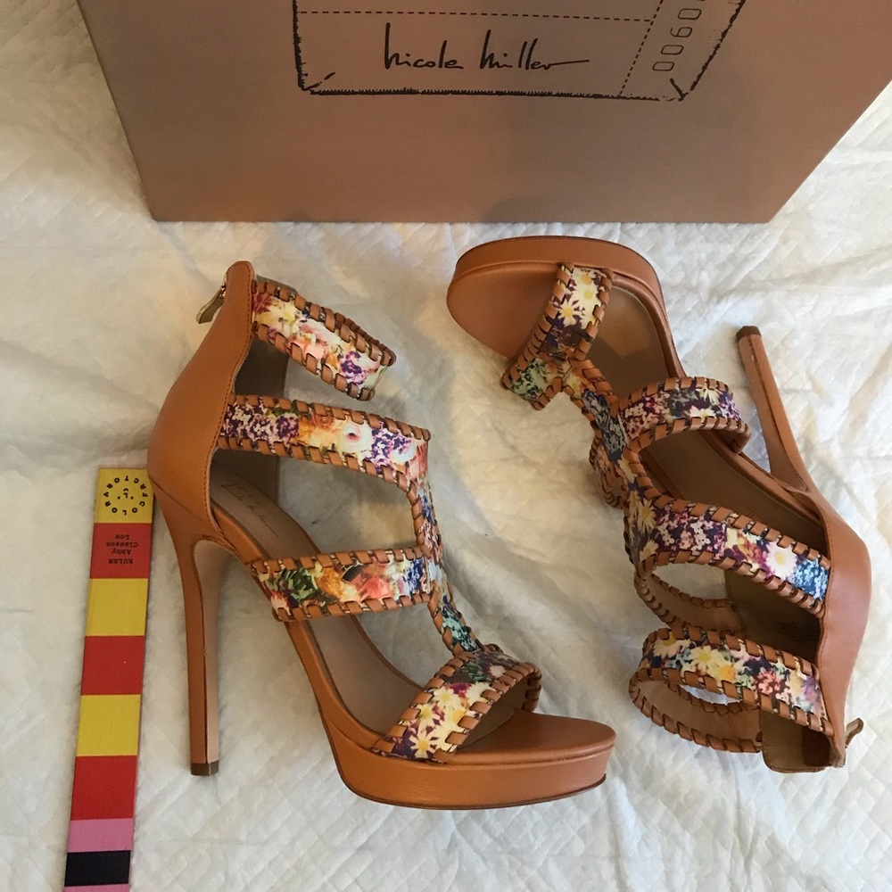 Nicole Miller Artelier Zembra caged sandals size 7